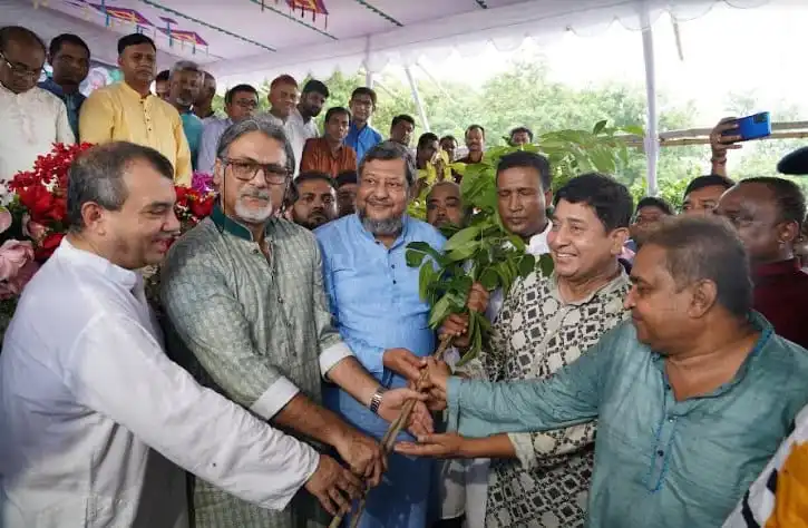 শেখ পরশ গাছের চারা রোপণ করছেন, উপস্থিত নেতাকর্মীরা পাশে দাঁড়িয়ে. Channel i News - চ্যানেল আই নিউজ