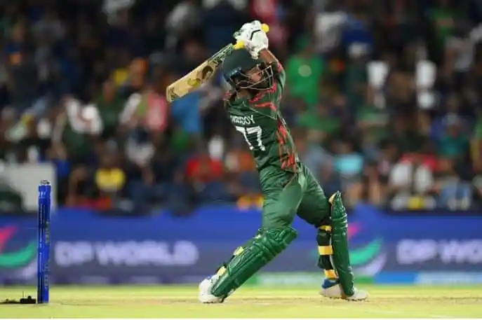 বাংলাদেশি ক্রিকেটার ব্যাটিং করে, দর্শকদের মাঝে উত্তেজনা. Channel i News - চ্যানেল আই নিউজ