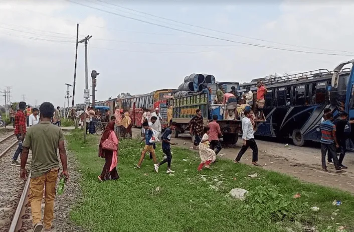 ঢাকা-টাঙ্গাইল মহাসড়কে যানজটের কারণে মানুষজন ট্রেনে উঠছে. Channel i News - চ্যানেল আই নিউজ
