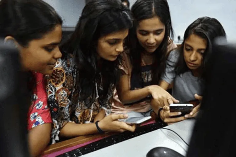 ছাত্রীরা মোবাইল ফোনে মনোযোগ দিয়ে একাদশ শ্রেণির ফল দেখছে।. Channel i News - চ্যানেল আই নিউজ
