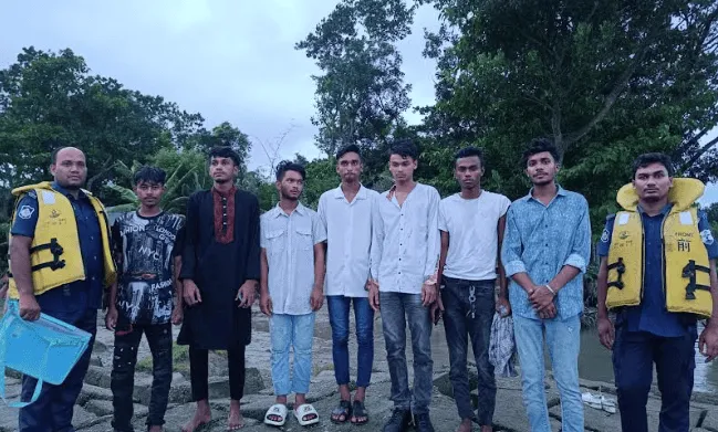 মেঘনা নদীতে নৌকা ডুবে যাওয়ার সময় উদ্ধারকর্মীরা ৭ ছাত্রকে উদ্ধার করছে. Channel i News - চ্যানেল আই নিউজ