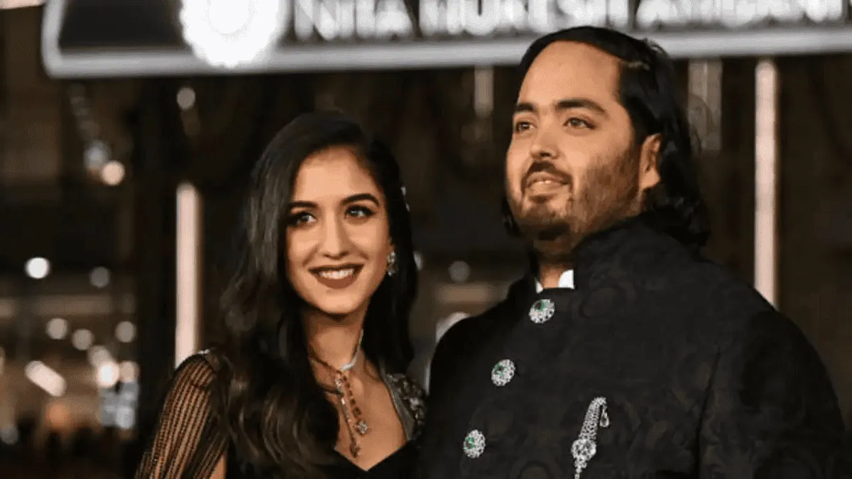 দম্পতি প্রি-ওয়েডিং অনুষ্ঠানে হাসিমুখে উপস্থিত. Channel i News - চ্যানেল আই নিউজ