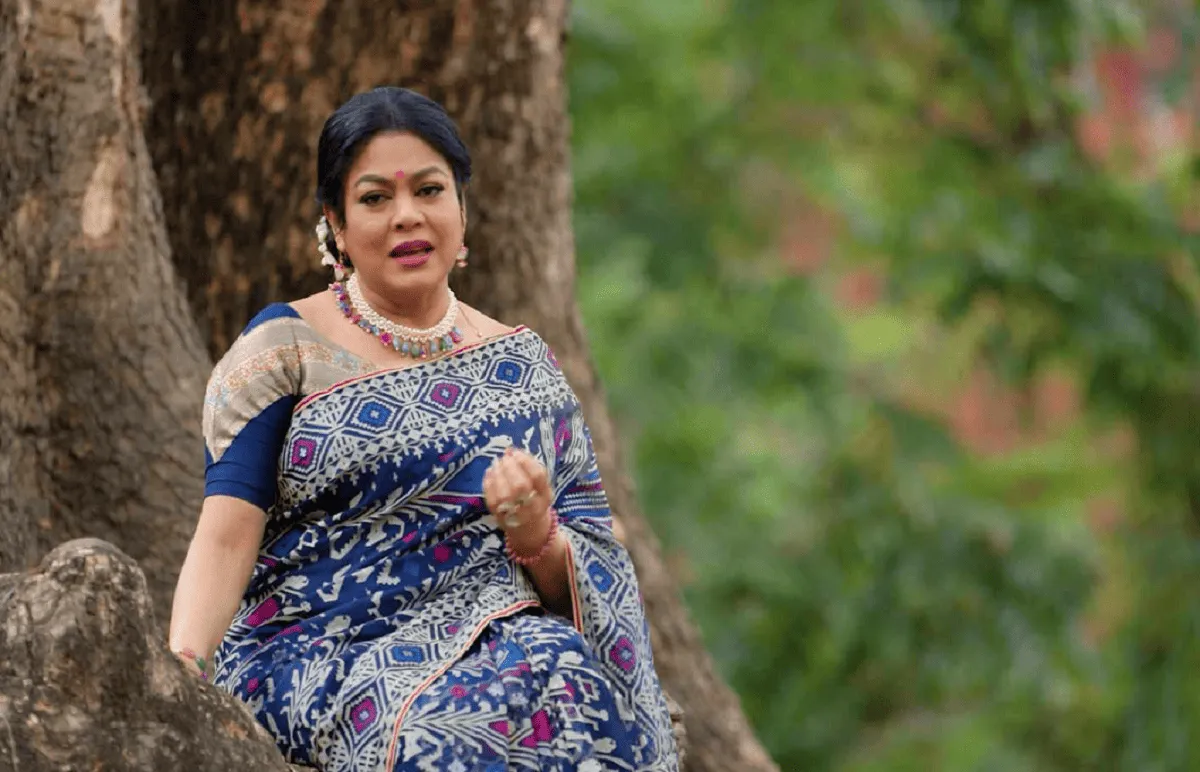 বাংলাদেশি নারী গাছের পাশে বসে কথা বলছেন, প্রকৃতি পরিবেশে. Channel i News - চ্যানেল আই নিউজ