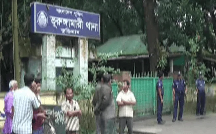 কুড়িগ্রামে পুলিশ ও স্থানীয়রা ঘটনাস্থলে উপস্থিত।. Channel i News - চ্যানেল আই নিউজ