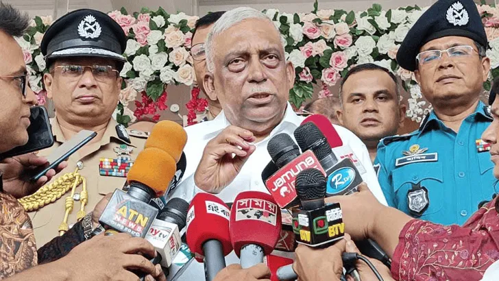 স্বরাষ্ট্রমন্ত্রী আনোয়ারুল আজিমের সংবাদ সম্মেলন, সাংবাদিকরা প্রশ্ন করছেন. Channel i News - চ্যানেল আই নিউজ