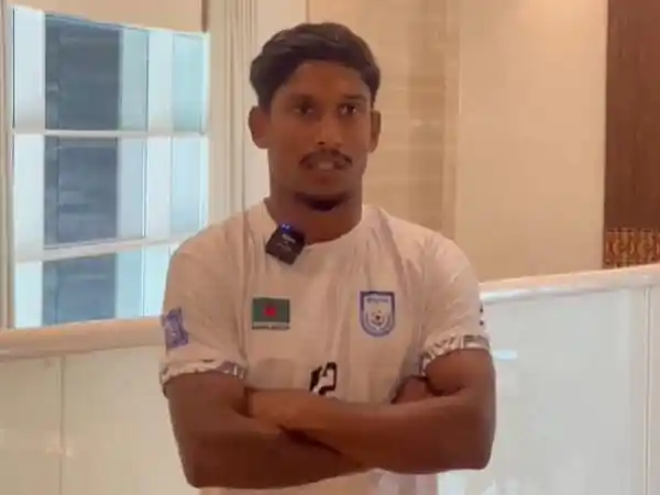 বাংলাদেশি ফুটবল খেলোয়াড়ের ছবি, পরিধান করেছেন জাতীয় দলের জার্সি. Channel i News - চ্যানেল আই নিউজ