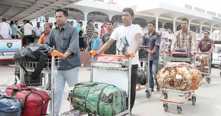 বিদেশ থেকে আসা যাত্রীরা ব্যাগেজ নিয়ে বিমানবন্দরে অপেক্ষা করছে।. Channel i News - চ্যানেল আই নিউজ