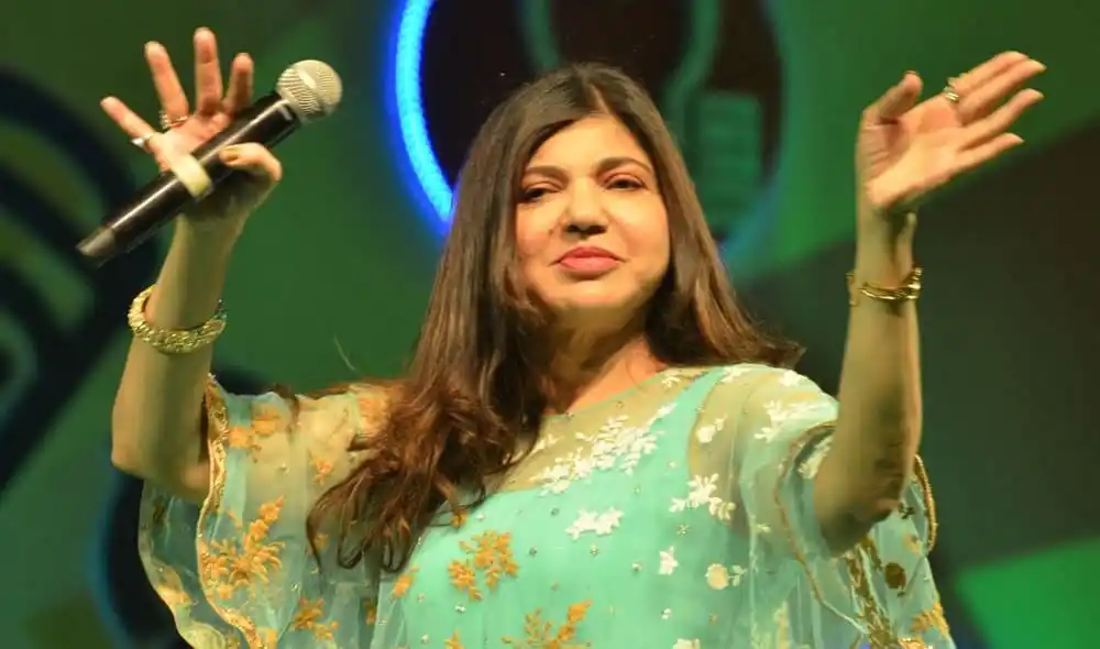 অলকা ইয়াগনিকের ছবি, তিনি মঞ্চে বক্তৃতা দিচ্ছেন. Channel i News - চ্যানেল আই নিউজ