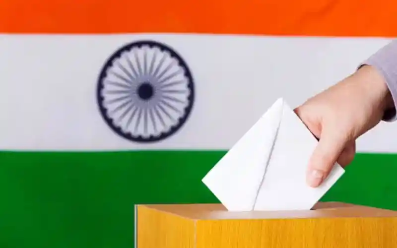 ভারতের নির্বাচনী ব্যালট পেপার ফেলে দিচ্ছেন একজন ভোটার. Channel i News - চ্যানেল আই নিউজ