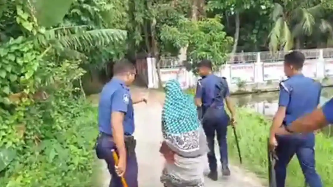 পুলিশ সদস্যরা গৌরনদী পৌরসভার উপনির্বাচনে নিরাপত্তা ব্যবস্থা গ্রহণ করছে।. Channel i News - চ্যানেল আই নিউজ