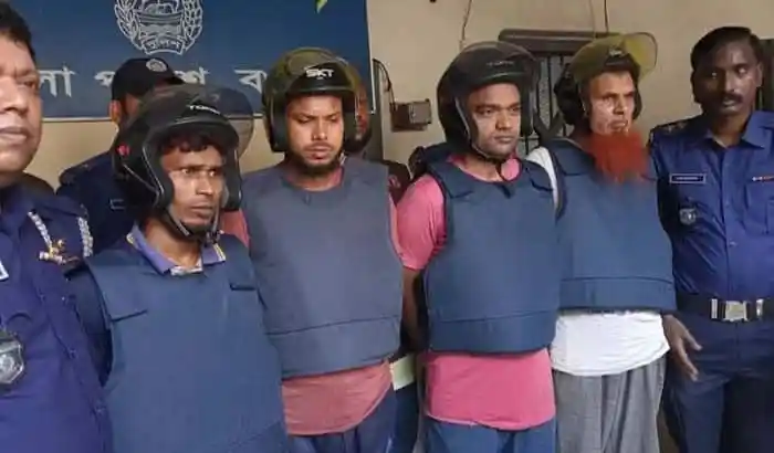 কারাগার থেকে পালানোর জন্য ছাদ কেটে চেষ্টা করছে আসামীরা. Channel i News - চ্যানেল আই নিউজ