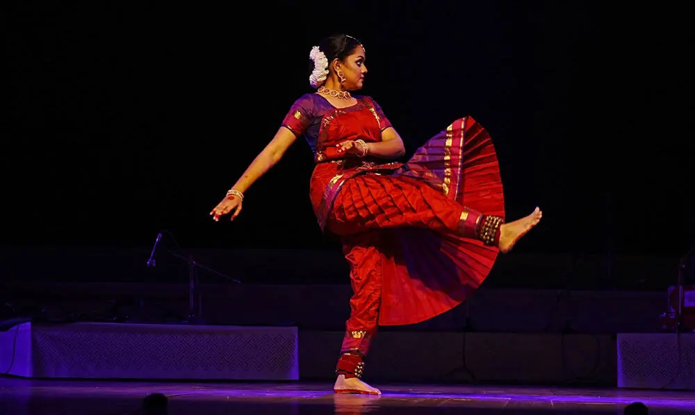 শিল্পকলায় এক নৃত্যশিল্পীর পারফরম্যান্স, ঐতিহ্যবাহী পোশাক পরা. Channel i News - চ্যানেল আই নিউজ