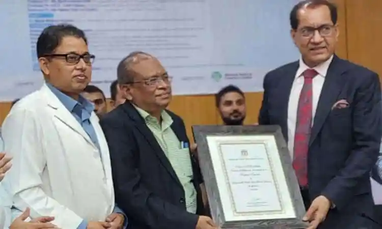 ডা. এবিএম আব্দুল্লাহ বিএসএমএমইউ’র আজীবন ইমেরিটাস পেয়েছেন. Channel i News - চ্যানেল আই নিউজ