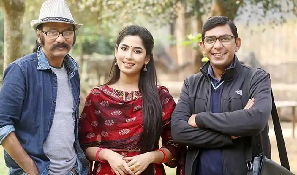 লাভলু ও চঞ্চলসহ তিনজন অভিনেতা নাটকের সেটে হাসিমুখে ছবি. Channel i News - চ্যানেল আই নিউজ