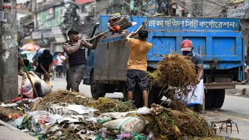 পশুর বর্জ্য পরিষ্কারে ঢাকা দক্ষিণের নিয়ন্ত্রণ কক্ষের কর্মীরা. Channel i News - চ্যানেল আই নিউজ