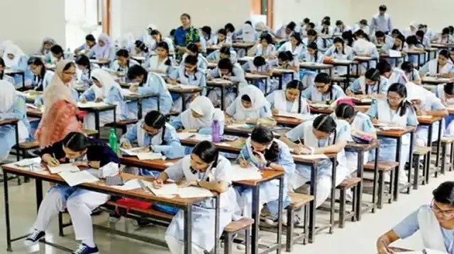 বাংলাদেশের শিক্ষার্থীরা এইচএসসি পরীক্ষায় অংশগ্রহণ করছে. Channel i News - চ্যানেল আই নিউজ