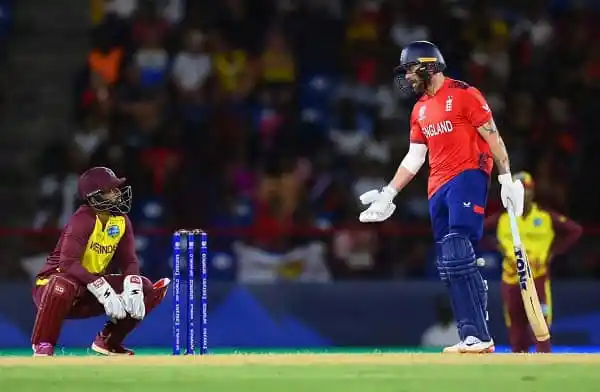 ক্রিকেট খেলোয়াড়ের মধ্যে আলোচনা, মাঠে ম্যাচ চলমান. Channel i News - চ্যানেল আই নিউজ