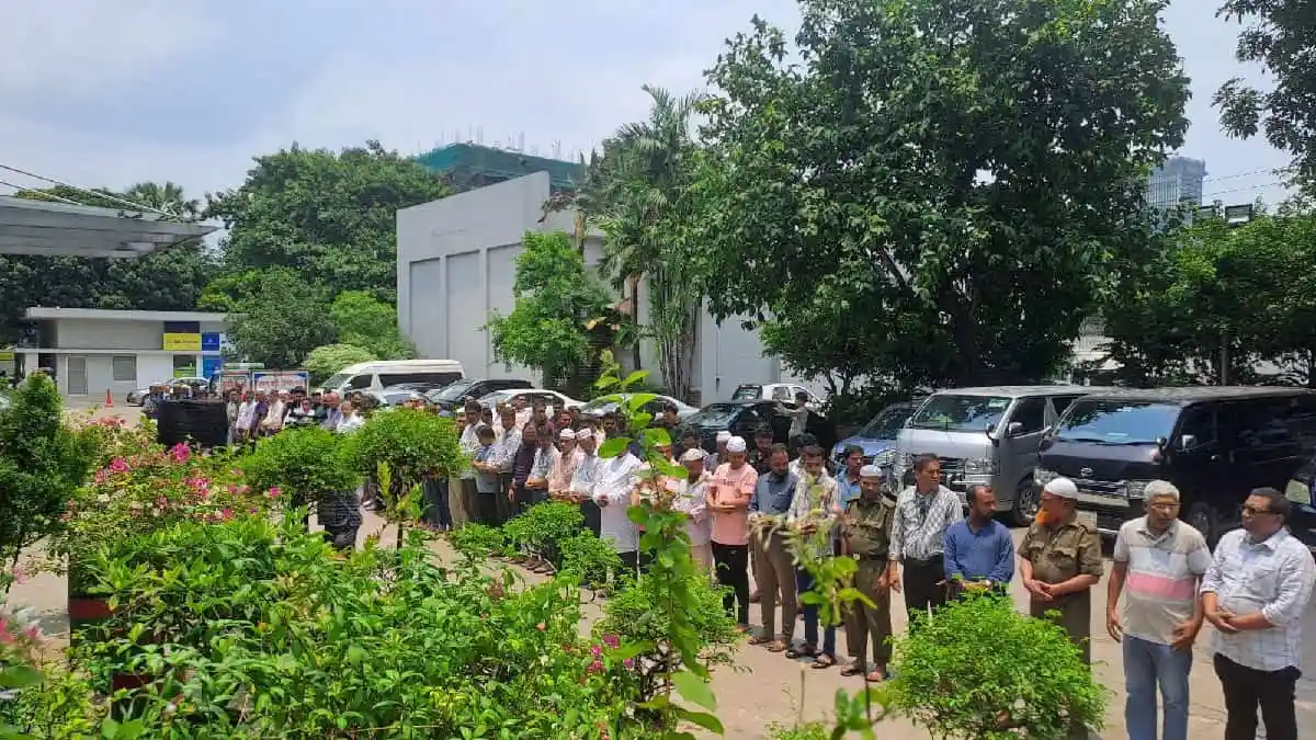 নকলা মরদেহের জানাজায় অংশগ্রহণকারীরা লাইনে দাঁড়িয়ে. Channel i News - চ্যানেল আই নিউজ