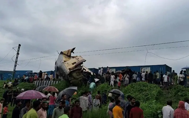 পশ্চিমবঙ্গে ট্রেন দুর্ঘটনায় বহু হতাহত, লোকজন উদ্ধার কাজ করছে. Channel i News - চ্যানেল আই নিউজ