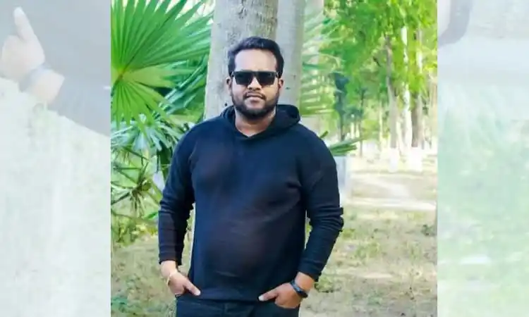নেতা ব্যক্তির ছবি, কালো হুডি পরা, সানগ্লাস পরিহিত. Channel i News - চ্যানেল আই নিউজ