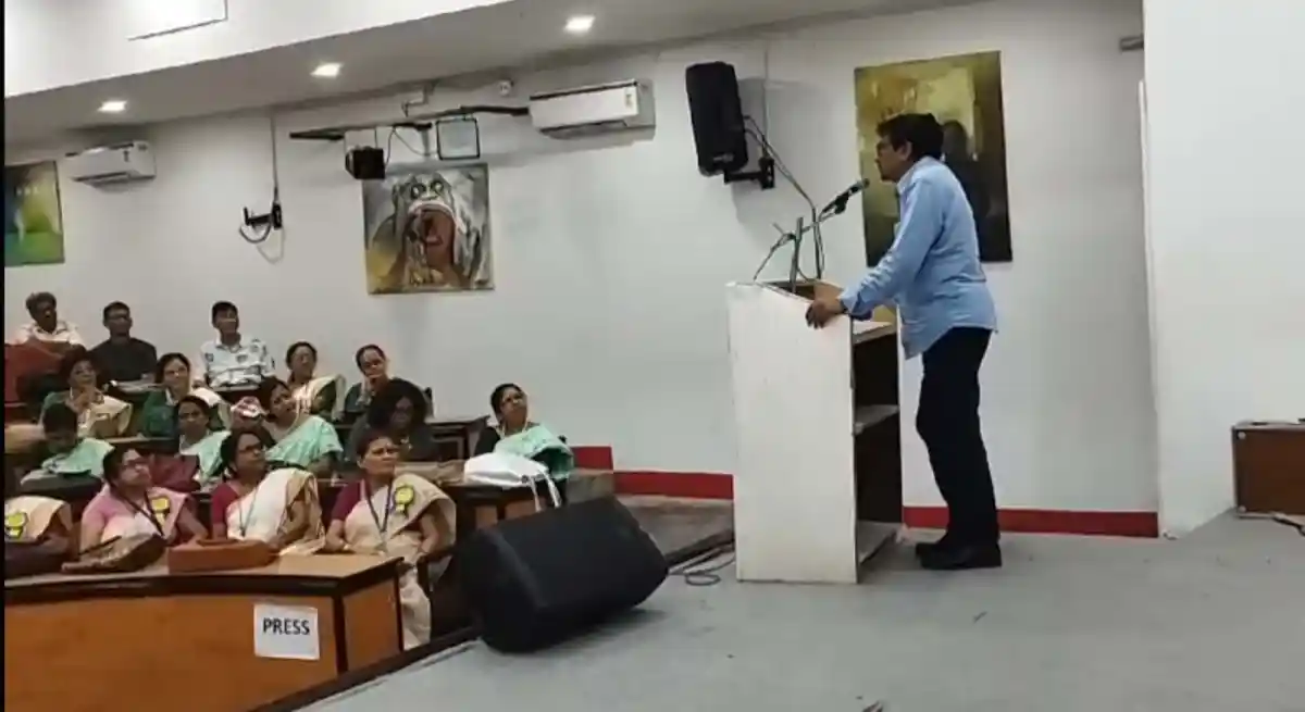 জনপ্রিয় বক্তা বক্তৃতা দিচ্ছেন দর্শকদের সামনে. Channel i News - চ্যানেল আই নিউজ