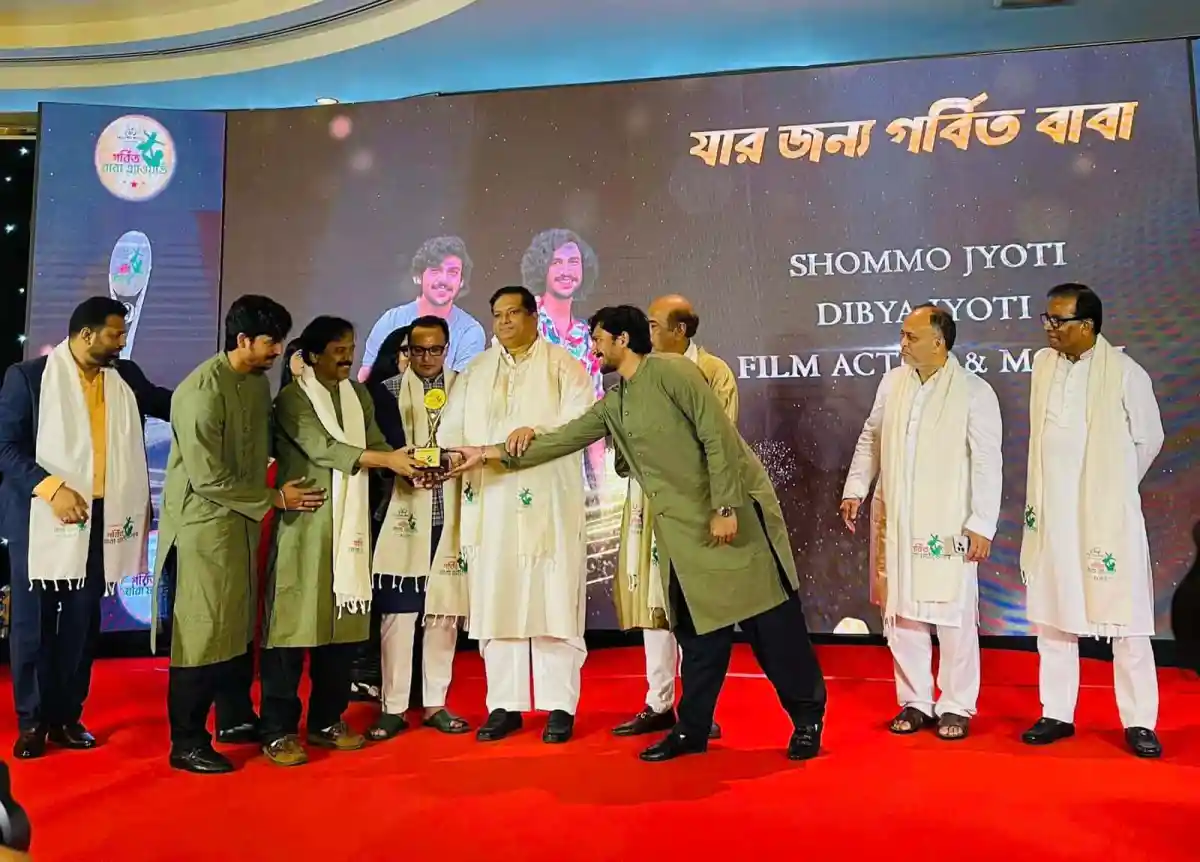 অট তারকার বাবা গর্বিত বাবা অ্যাওয়ার্ড গ্রহণ করছেন অনুষ্ঠানে. Channel i News - চ্যানেল আই নিউজ