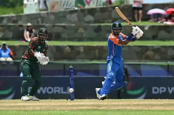 ক্রিকেট ম্যাচে ব্যাটসম্যানের ব্যাট চালানো, উইকেটের পাশে ফিল্ডার. Channel i News - চ্যানেল আই নিউজ