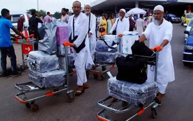 হজযাত্রীদের বহনকারী ট্রাভেল এজেন্সির কর্মীরা বিমানবন্দরে. Channel i News - চ্যানেল আই নিউজ