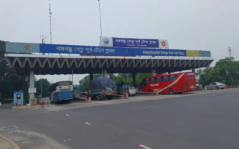 বঙ্গবন্ধু সেতু টোল প্লাজায় যানবাহন ও টোল সংগ্রহের দৃশ্য. Channel i News - চ্যানেল আই নিউজ