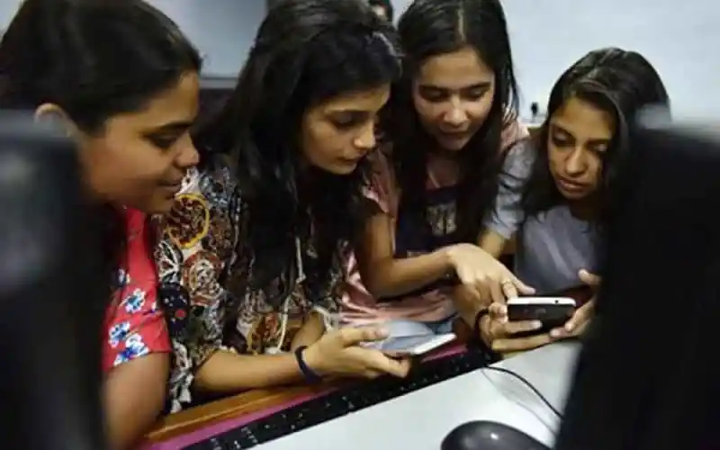 ছাত্রীরা মোবাইল ফোনে মনোযোগ দিয়ে দেখছেন. Channel i News - চ্যানেল আই নিউজ
