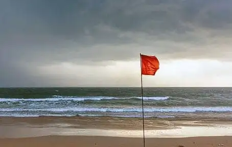 বজ্রপাতের আশঙ্কায় সমুদ্র সৈকত ও সতর্ক সংকেত. Channel i News - চ্যানেল আই নিউজ