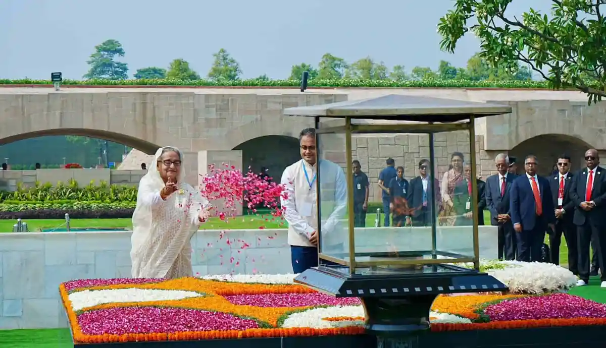 প্রধানমন্ত্রী মহাত্মা গান্ধীর সমাধিতে শ্রদ্ধা নিবেদন করছেন. Channel i News - চ্যানেল আই নিউজ