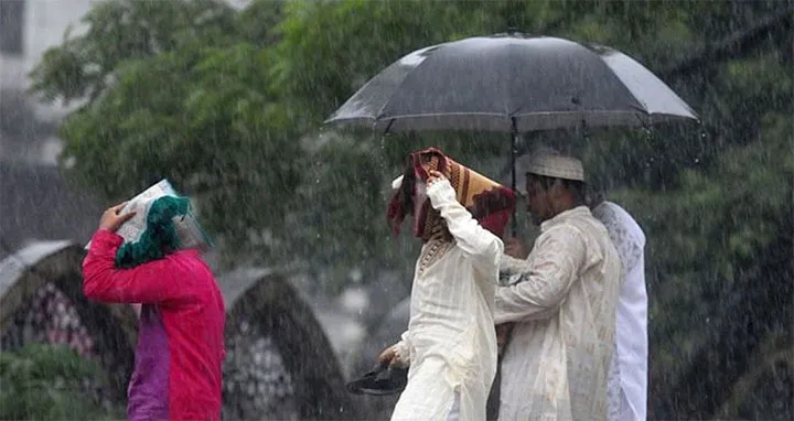 বৃষ্টির সময় মানুষজন ছাতা ব্যবহার করে চলাচল করছে. Channel i News - চ্যানেল আই নিউজ