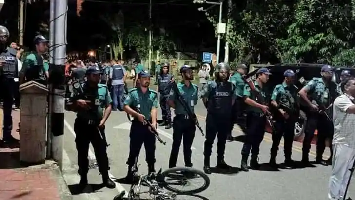 বাংলাদেশে পুলিশ সদস্যরা রাস্তায় নিরাপত্তা ব্যবস্থা গ্রহণ করছে. Channel i News - চ্যানেল আই নিউজ