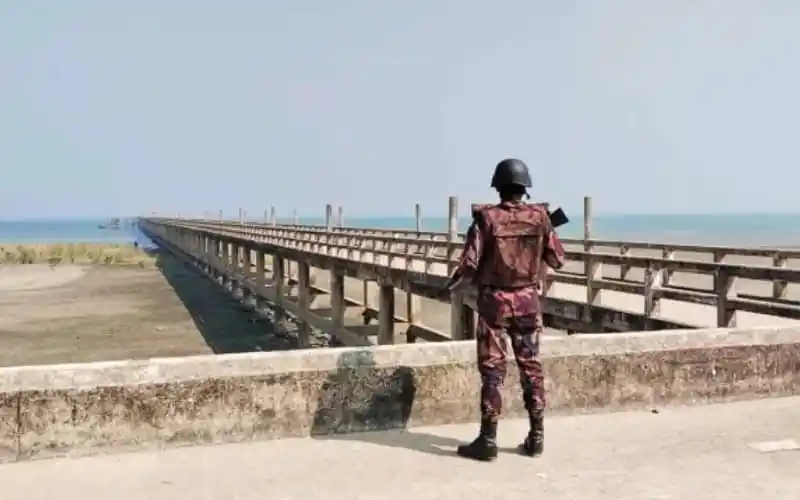 নৌবাহিনী সদস্য টেকনাফে সমুদ্রের দিকে তাকাচ্ছেন।. Channel i News - চ্যানেল আই নিউজ
