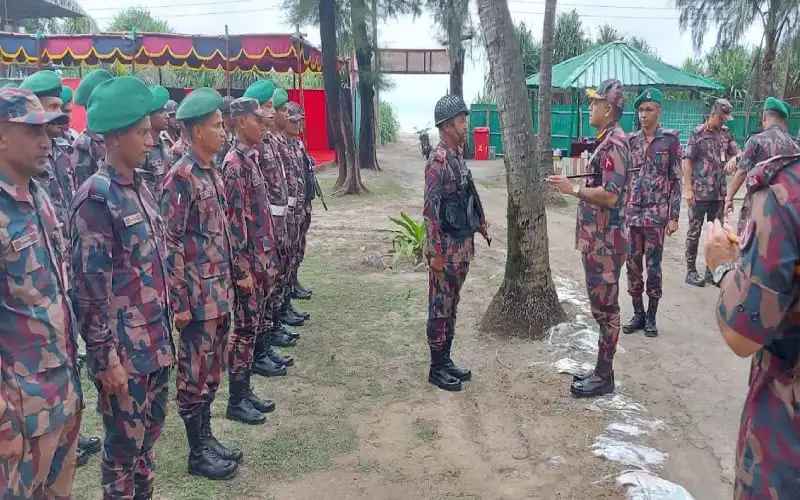 বিজিবির মহাপরিচালক সেন্টমার্টিনে সেনাদের সাথে আলোচনা করছেন. Channel i News - চ্যানেল আই নিউজ