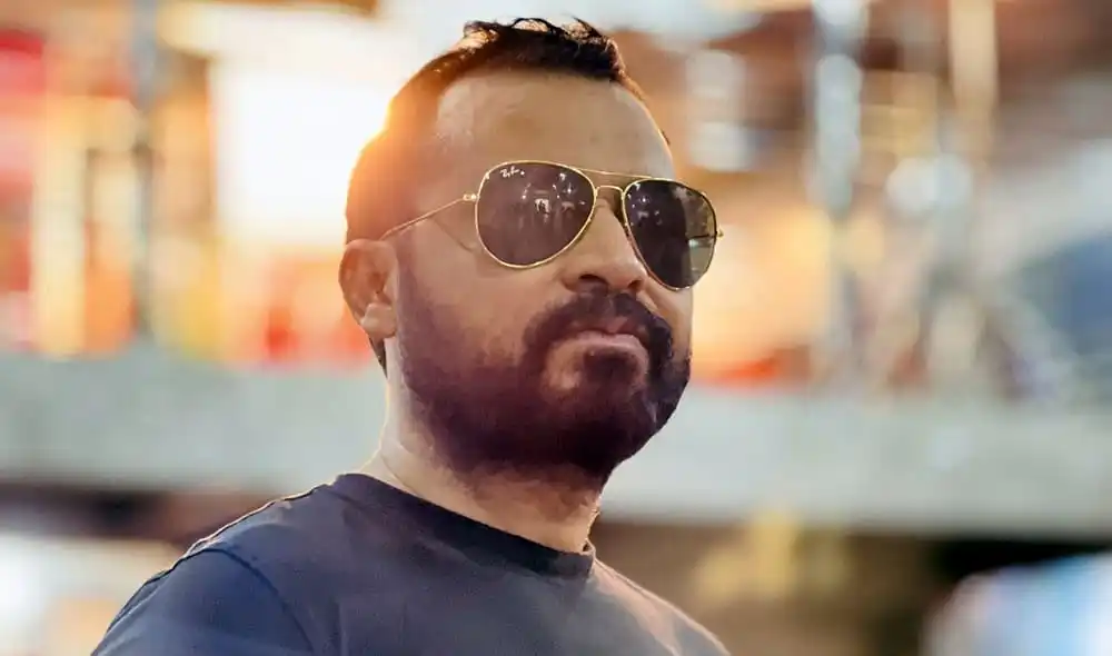 সেলফি ছবি একজন পুরুষের, sunglasses পরা, ব্যাকগ্রাউন্ডে শহরের দৃশ্য. Channel i News - চ্যানেল আই নিউজ