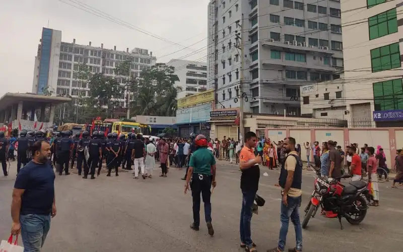 শ্রমিকদের আন্দোলন চলাকালে পুলিশ ও সাধারণ মানুষ. Channel i News - চ্যানেল আই নিউজ