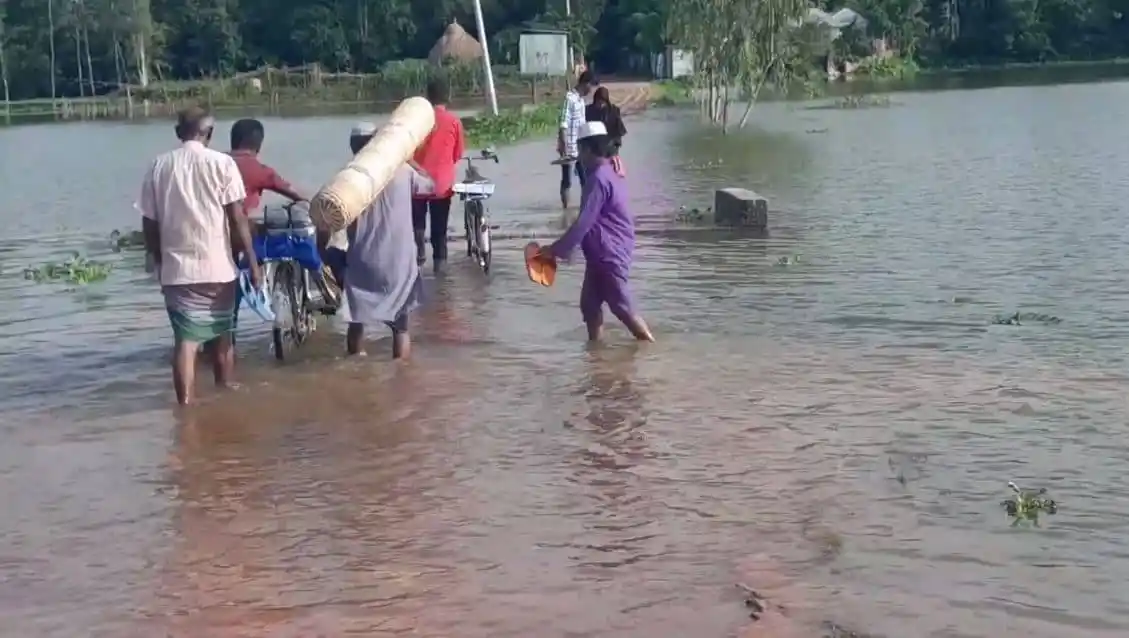 নদীর পানি ধীরে ধীরে কমছে, বানভাসীদের দুর্ভোগ অব্যাহত. Channel i News - চ্যানেল আই নিউজ