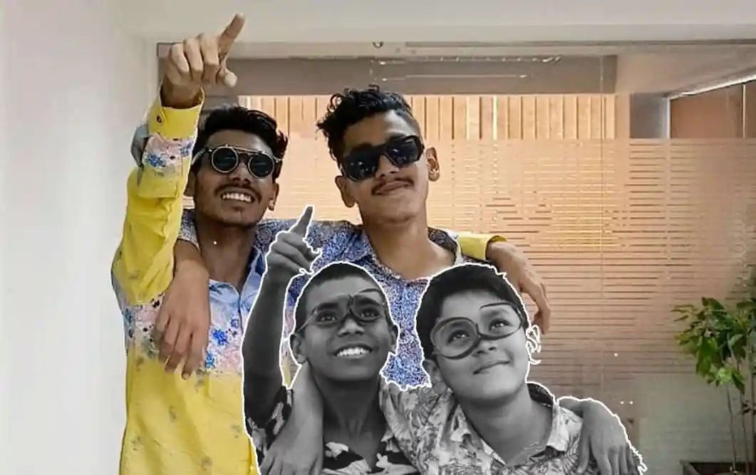 চার যুবক একসঙ্গে হাসছে, কিছু বলছে ও মজা করছে. Channel i News - চ্যানেল আই নিউজ