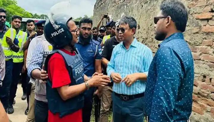 খাগড়াছড়িতে পুলিশ ও স্থানীয়দের মধ্যে আলোচনা চলছে. Channel i News - চ্যানেল আই নিউজ
