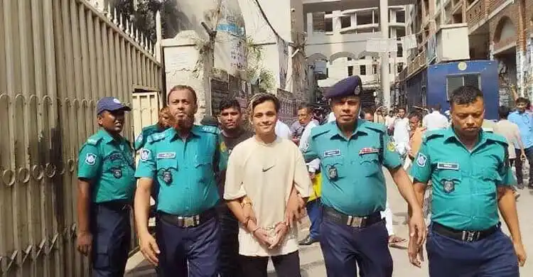 প্রিন্স মামুনকে কারাগারে পাঠানোর নির্দেশের সময় পুলিশ সদস্যরা. Channel i News - চ্যানেল আই নিউজ