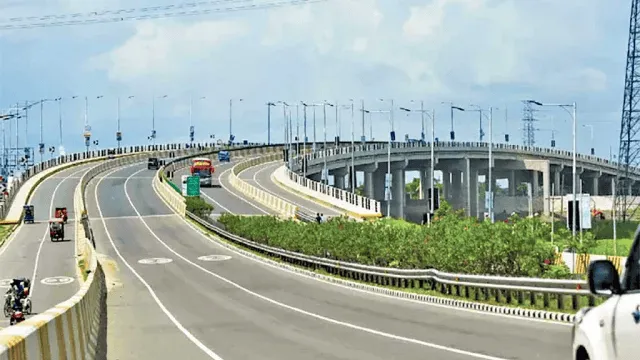 বাংলাদেশের উন্নত সড়ক ও রেলপথের দৃশ্য, যানবাহন চলাচল।. Channel i News - চ্যানেল আই নিউজ