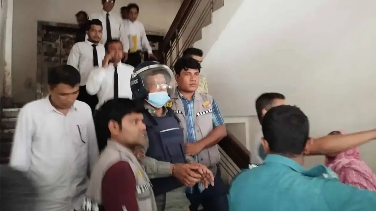 গোয়েন্দা পুলিশ মিন্টু রিমান্ডে, বেশ কিছু পুলিশ সদস্য উপস্থিত. Channel i News - চ্যানেল আই নিউজ