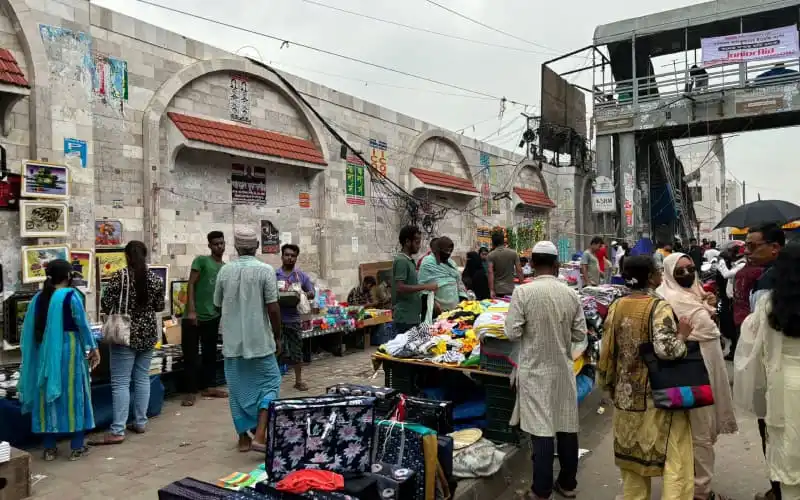 বাজারে ক্রেতাদের ভিড়, ফুটপাতে ঈদের কেনাকাটা চলছে. Channel i News - চ্যানেল আই নিউজ