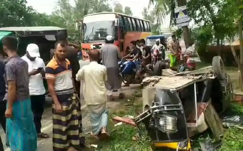 দুর্ঘটনাস্থলে মানুষ ও যানবাহনের ভিড়, আহত ও নিহতের খবর. Channel i News - চ্যানেল আই নিউজ