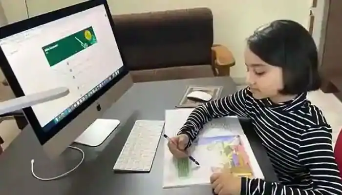 বাচ্চা শিশু অনলাইনে ক্লাস করছে, ল্যাপটপে পড়ছে. Channel i News - চ্যানেল আই নিউজ