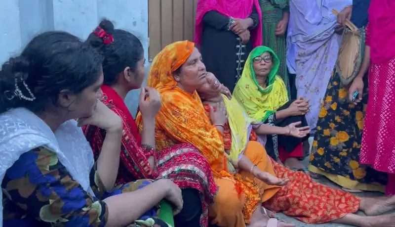 শ্রদ্ধাঞ্জলি ও শোক প্রকাশ করছেন পরিবারের সদস্যরা. Channel i News - চ্যানেল আই নিউজ