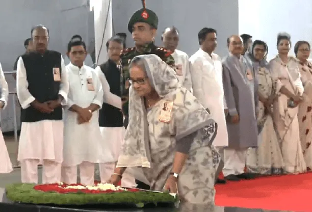 প্রধানমন্ত্রী বঙ্গবন্ধুর প্রতিকৃতিতে শ্রদ্ধা জানাচ্ছেন, অন্যান্য অতিথিরা পাশে দাঁড়িয়ে. Channel i News - চ্যানেল আই নিউজ