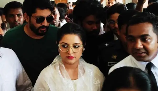 পরীমনি জামিনে মুক্তি পেয়ে আদালত থেকে বের হচ্ছেন. Channel i News - চ্যানেল আই নিউজ